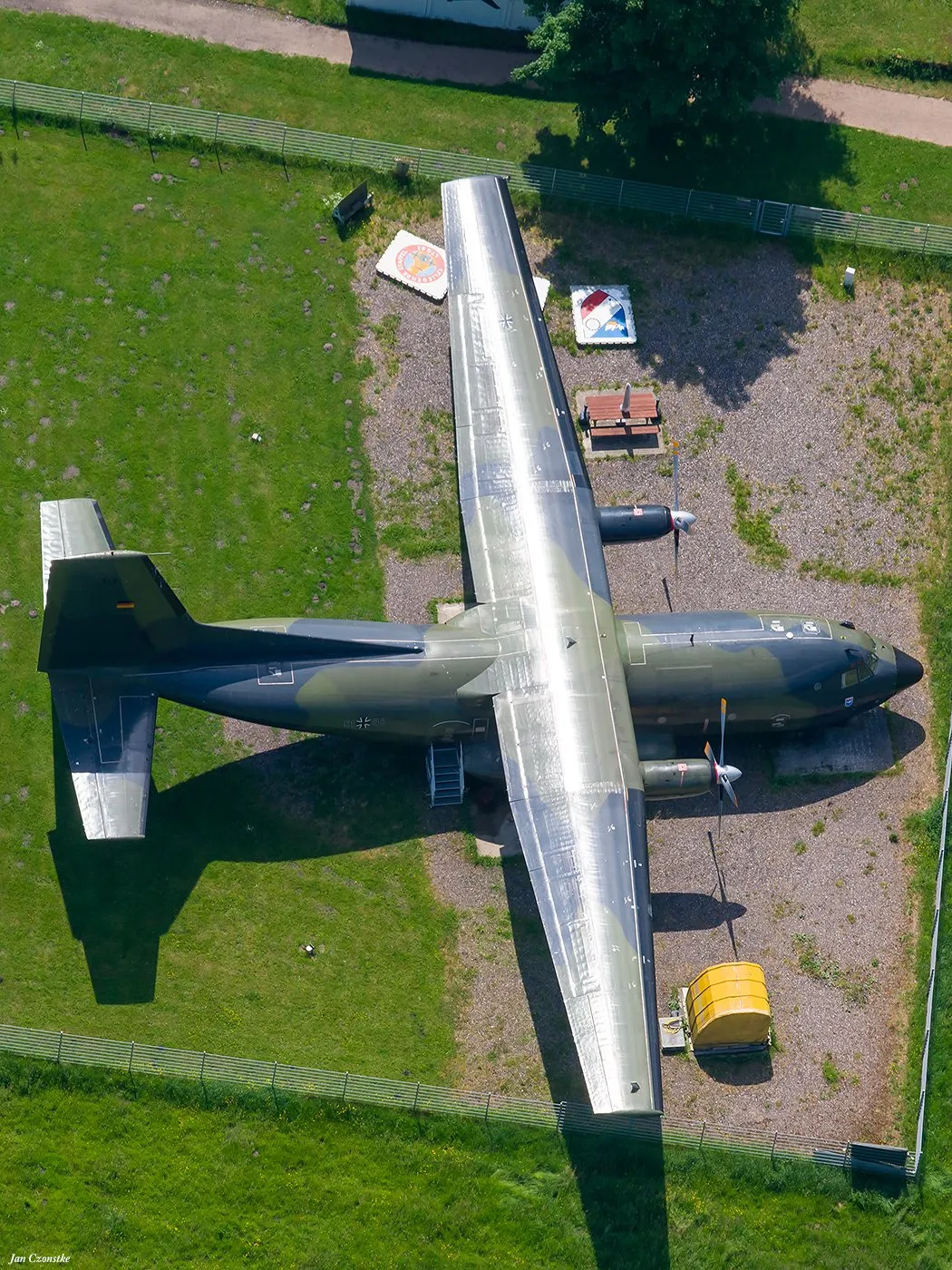Luftaufnahme des Fliegerhorstes Hohn mit abgestellten Transall